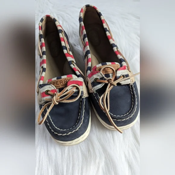 Beautiful classic feminine navy blue Sperry's. SIZE 7.5. - Picture 6 of 8